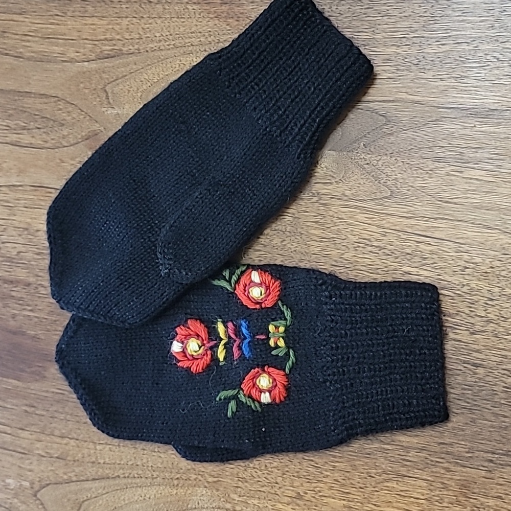 Adorable Embroidered Mittens - Floral Delight! - Picture 3 of 7